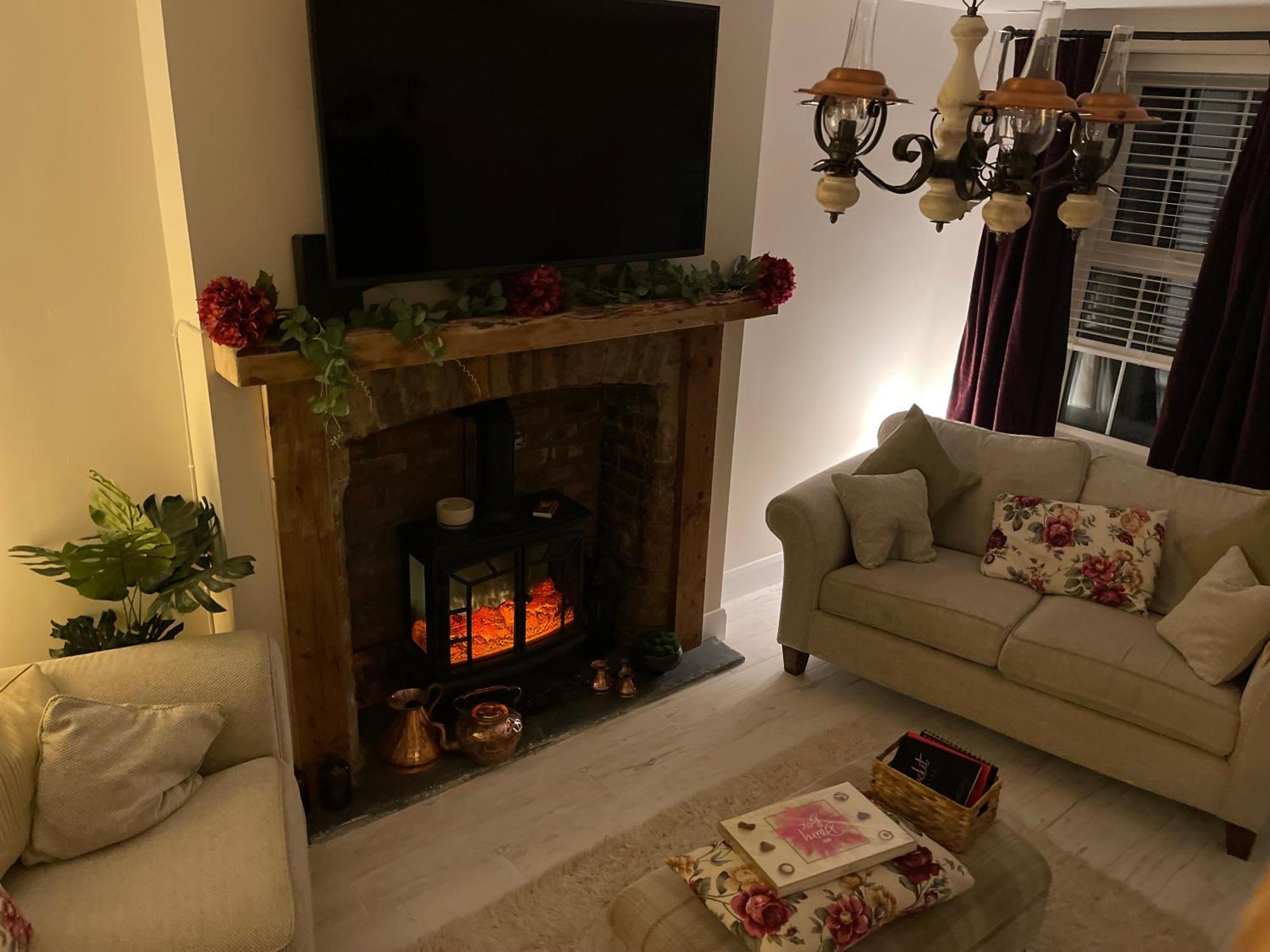 Vakantiehuis Annierose Cottage- Luxury 3bedroom With Hot Tub *